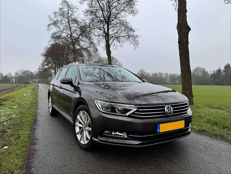 Bruin Occasion 2016 VW Passat Highline Stationwagen | € 14.500 (Goede deal) - Afbeelding 1/4
