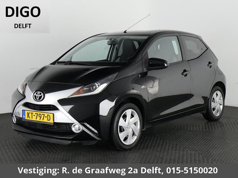 Zwart Gebruikt 2016 Toyota Aygo X-play Hatchback | € 8.900 (Eerlijke prijs) - Afbeelding 1/3