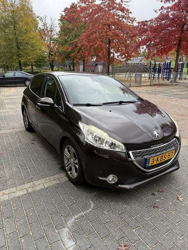 Bruin Gebruikt 2013 Peugeot 208 Allure Hatchback | € 6.500 (Duur) - Afbeelding 1/4