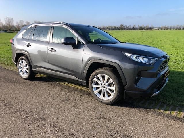 Grijs Gebruikt 2020 Toyota RAV4 Executive SUV | € 27.500 (Goede deal) - Afbeelding 1/4