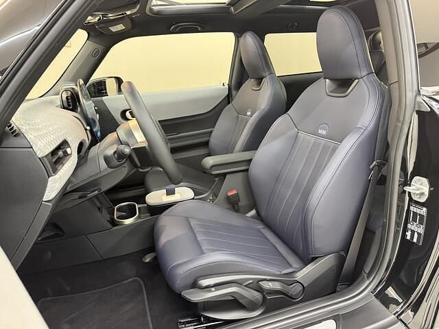 Occasion Mini Cooper Favoured 156 PK (114 kW) 2024 Zwart Hatchback