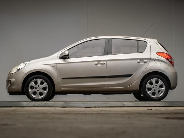 Grijs, metallic lak Gebruikt 2010 Hyundai i20 Sport Hatchback | € 4.445 (Eerlijke prijs) - Afbeelding 1/4