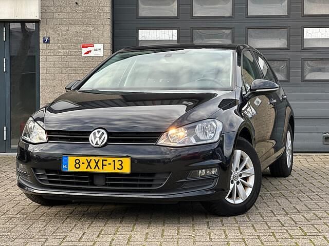 Zwart (metallic) Gebruikt 2014 VW Golf VII Highline Hatchback | € 7.150 (Eerlijke prijs) - Afbeelding 1/4