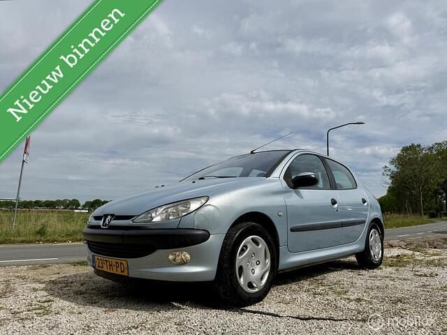 Grijs Gebruikt 2002 Peugeot 206 Premium Hatchback | € 1.495 (Eerlijke prijs) - Afbeelding 1/4