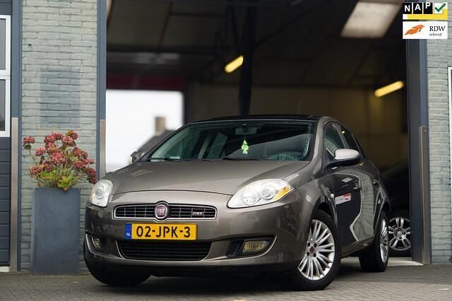 Bruin Gebruikt 2009 Fiat Bravo Dynamic Hatchback | € 4.450 (Iets duurder) - Afbeelding 1/4