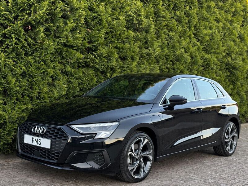 Zwart Gebruikt 2024 Audi A3 Sportback e-tron S-Line Sedan | € 38.890 (Eerlijke prijs) - Afbeelding 1/4