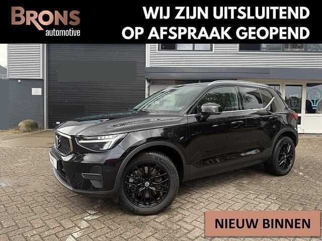 Zwart Gebruikt 2023 Volvo XC40 SUV | € 39.875 (Eerlijke prijs) - Afbeelding 1/4