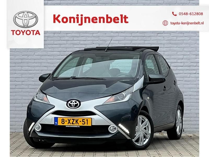 Grijs, metallic lak Occasion 2014 Toyota Aygo X-wave Hatchback | € 12.495 (Duur) - Afbeelding 1/4