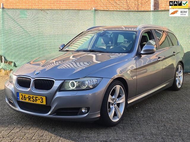 Grijs (metallic) Occasion 2011 BMW 320 Efficient Dynamics Stationwagen | € 3.950 (Iets duurder) - Afbeelding 1/4