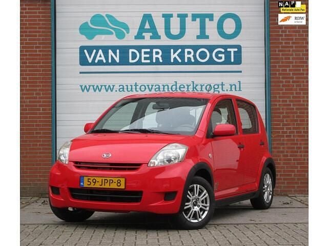 Rood Gebruikt 2009 Daihatsu Sirion Hatchback | € 3.495 (Iets duurder) - Afbeelding 1/4