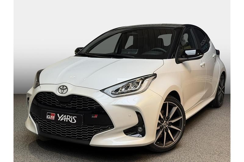 Wit Nieuw 2025 Toyota Yaris Hybrid Sport Hatchback | € 38.950 (Duur) - Afbeelding 1/1