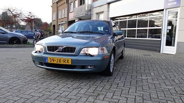 Groen Gebruikt 2002 Volvo V40 Stationwagen | € 1.950 (Duur) - Afbeelding 1/4
