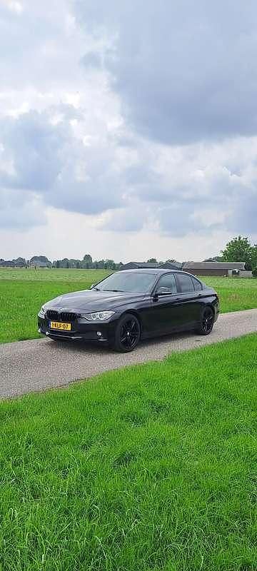 Zwart Gebruikt 2013 BMW 320 Executive Sedan | € 9.000 (Goede deal) - Afbeelding 1/4