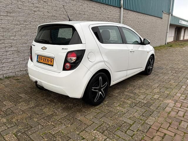 Wit Gebruikt 2012 Chevrolet Aveo LT Hatchback | € 1.950 (Eerlijke prijs) - Afbeelding 1/4