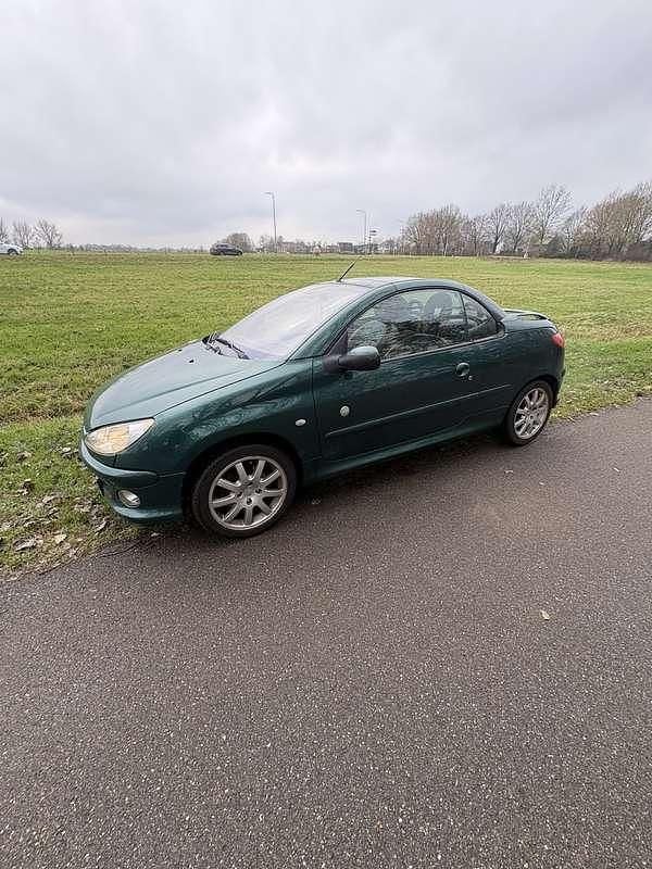 Groen Gebruikt 2004 Peugeot 206 Cabriolet | € 1.250 (Eerlijke prijs) - Afbeelding 1/4