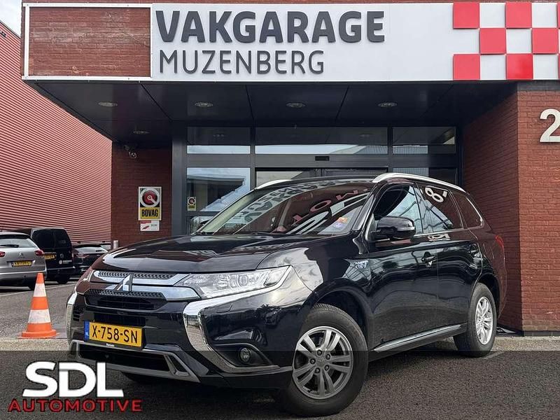Zwart Gebruikt 2020 Mitsubishi Outlander P-HEV Intense SUV | € 22.945 (Super prijs) - Afbeelding 1/4