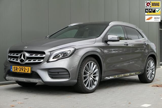 Grijs Gebruikt 2018 Mercedes GLA250 Premium Plus SUV | € 27.940 (Eerlijke prijs) - Afbeelding 1/4