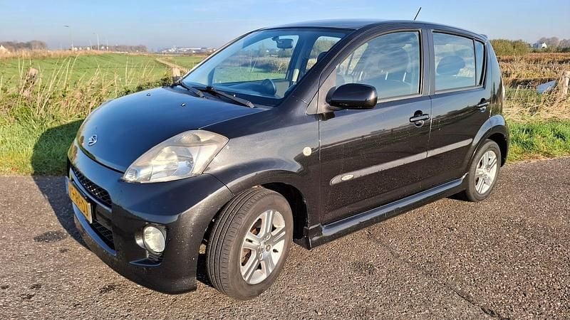 Zwart (metallic) Gebruikt 2005 Daihatsu Sirion Hatchback | € 1.990 (Goede deal) - Afbeelding 1/4