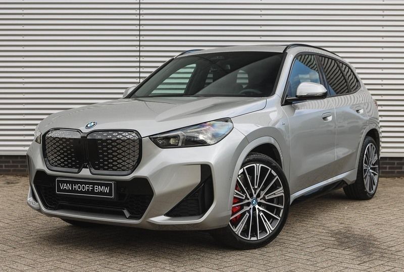 Spacesilber Nieuw 2025 BMW iX1 M Sport SUV | € 65.818 (Iets duurder) - Afbeelding 1/4