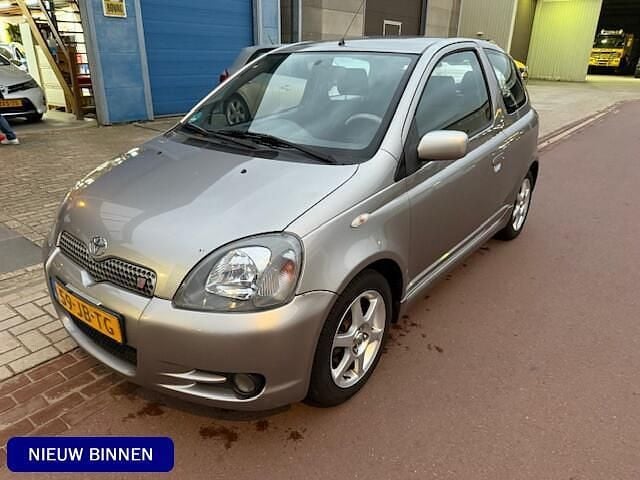 Grijs (metallic) Gebruikt 2002 Toyota Yaris Sport Hatchback | € 2.750 (Eerlijke prijs) - Afbeelding 1/4