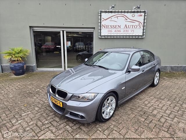 Grijs Gebruikt 2012 BMW 318 M Sport Sedan | € 13.950 (Iets duurder) - Afbeelding 1/4