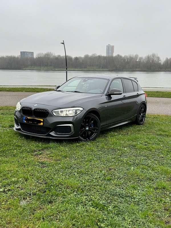 Grijs Gebruikt 2017 BMW M140 M Sport Hatchback | € 33.750 (Iets duurder) - Afbeelding 1/4