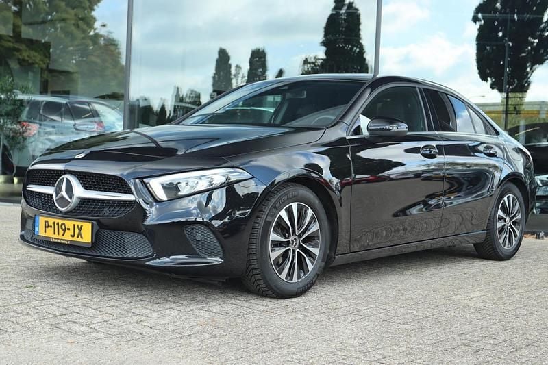 Zwart Gebruikt 2022 Mercedes A180 Business Sedan | € 22.900 (Goede deal) - Afbeelding 1/4