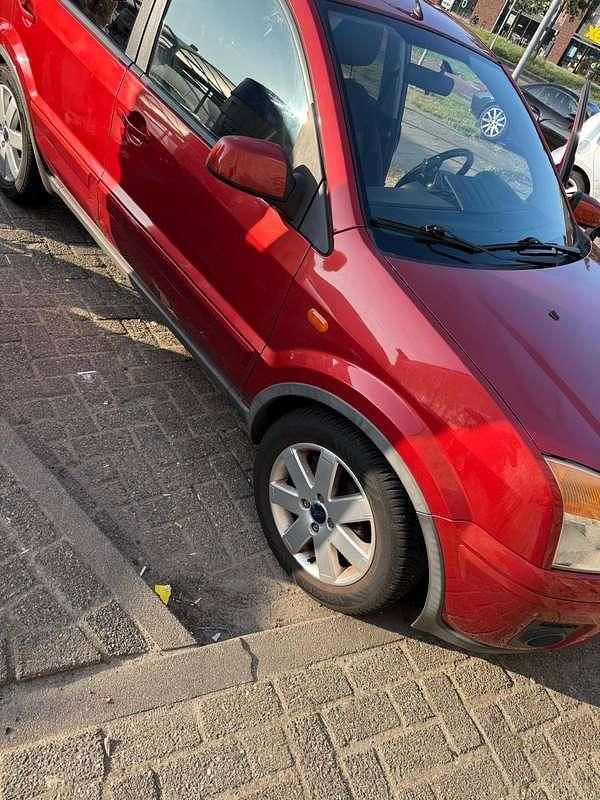 Rood Gebruikt 2006 Ford Fusion Futura MPV | € 2.000 (Eerlijke prijs) - Afbeelding 1/4