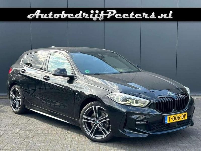 Zwart Gebruikt 2020 BMW 118 M Sport Hatchback | € 24.950 (Eerlijke prijs) - Afbeelding 1/4