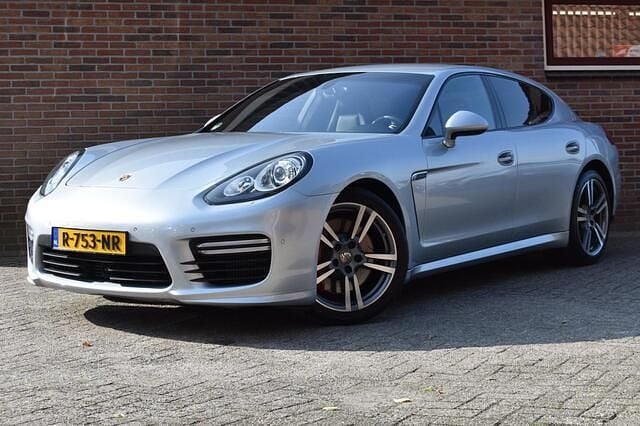 Grijs, metallic lak Gebruikt 2013 Porsche Panamera Turbo Sport Sedan | € 44.949 - Afbeelding 1/4