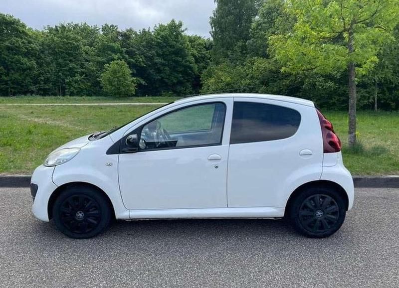 Wit Gebruikt 2012 Peugeot 107 Sportium Hatchback | € 2.250 (Eerlijke prijs) - Afbeelding 1/4