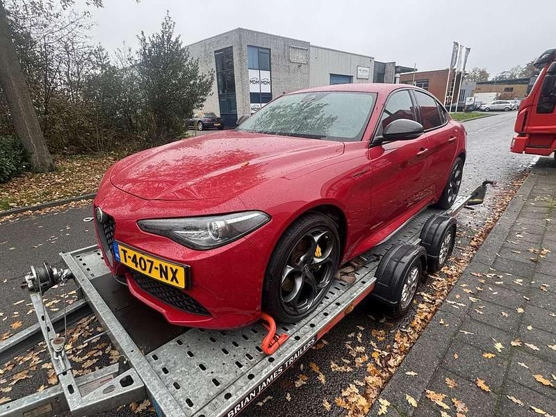 Rood Gebruikt 2018 Alfa Romeo Giulia Ti Sedan | € 12.450 (Eerlijke prijs) - Afbeelding 1/4