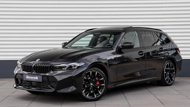 Zwart Gebruikt 2025 BMW 330e M Sport Stationwagen | € 69.950 - Afbeelding 1/4