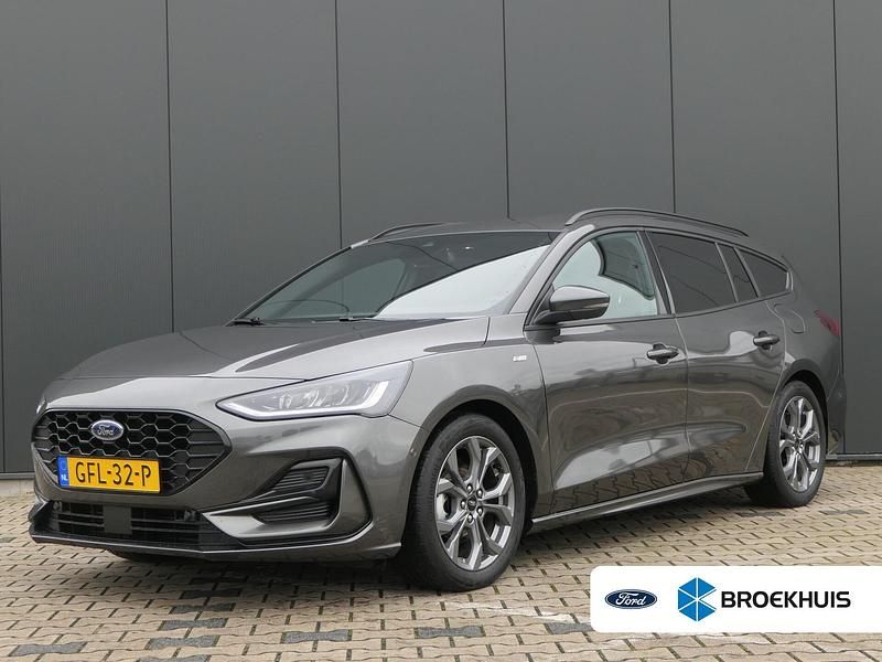 Grijs Gebruikt 2024 Ford Focus ST-Line Stationwagen | € 25.940 (Eerlijke prijs) - Afbeelding 1/4