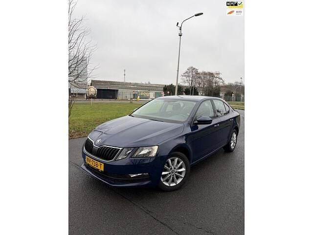 Blauw Occasion 2017 Skoda Octavia Business Line Hatchback | € 6.950 (Eerlijke prijs) - Afbeelding 1/4