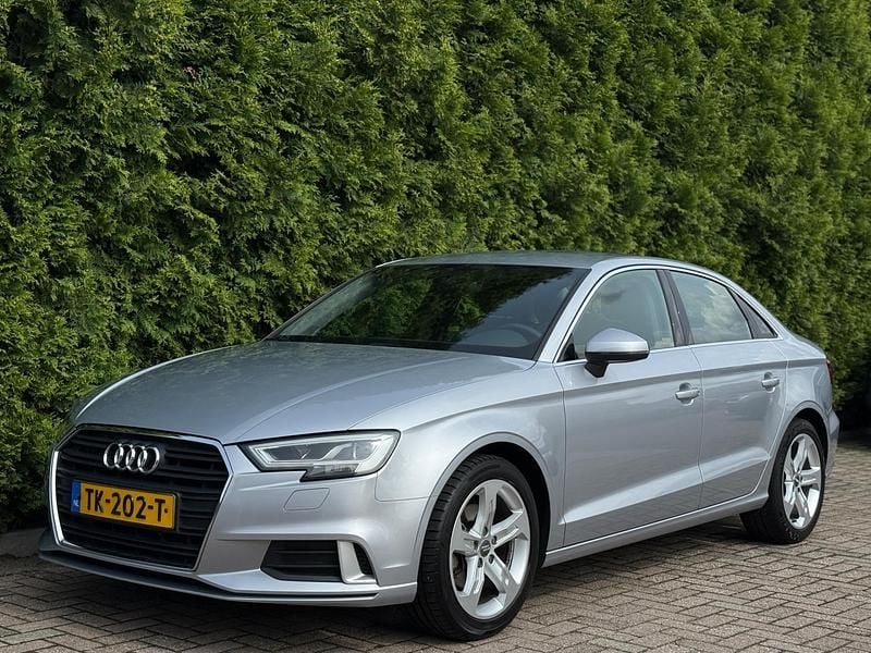 Grijs Gebruikt 2018 Audi A3 Sport Sedan | € 16.890 (Eerlijke prijs) - Afbeelding 1/4