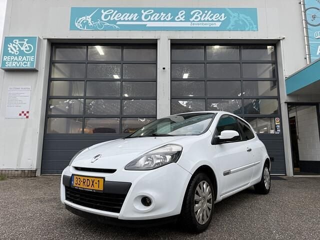 Wit Gebruikt 2011 Renault Clio II Authentique Hatchback | € 1.999 (Eerlijke prijs) - Afbeelding 1/4