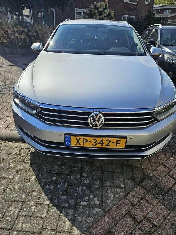 Zilver Occasion 2019 VW Passat Stationwagen | € 15.000 (Goede deal) - Afbeelding 1/4