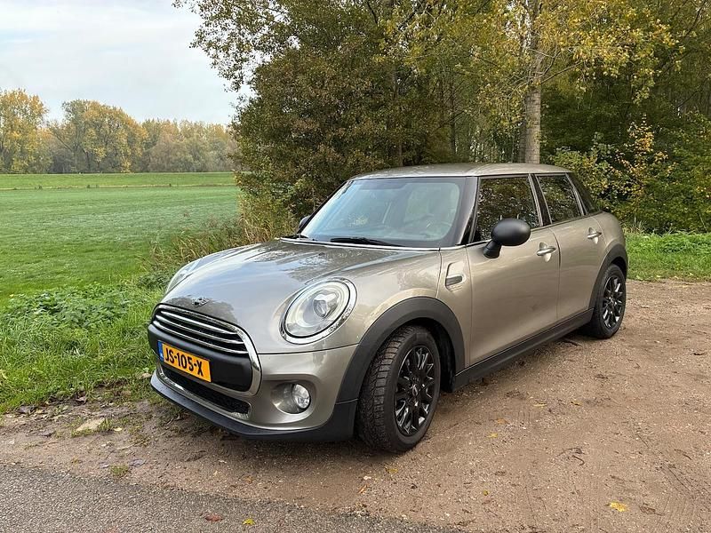 Grijs (metallic) Gebruikt 2016 Mini ONE Hatchback | € 6.199 - Afbeelding 1/4