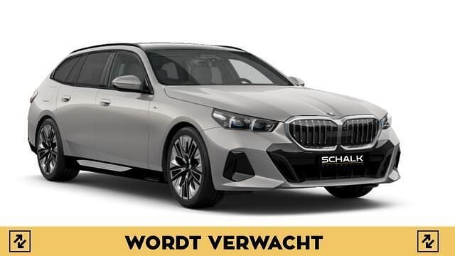 Grijs Gebruikt 2024 BMW 520 M Sport Stationwagen | € 59.750 (Goede deal) - Afbeelding 1/2