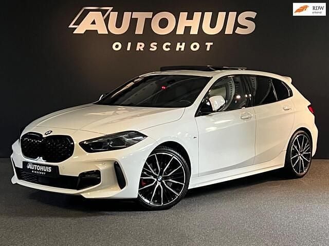 Wit Gebruikt 2021 BMW 120 Executive Hatchback | € 33.940 (Eerlijke prijs) - Afbeelding 1/4