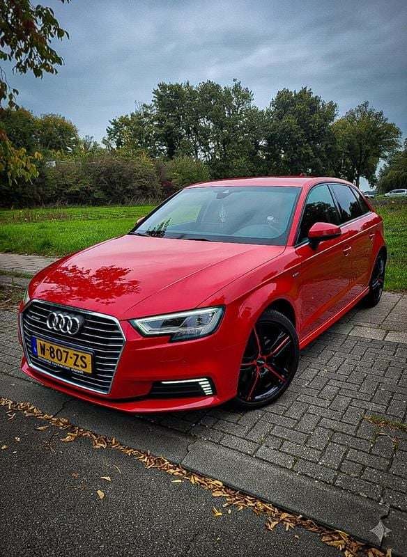Rood Gebruikt 2018 Audi A3 Sportback e-tron Sport Hatchback | € 15.499 (Eerlijke prijs) - Afbeelding 1/4