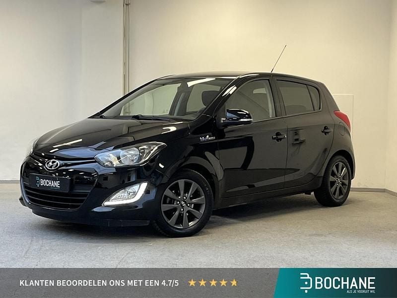 Zwart Occasion 2015 Hyundai i20 GO! Hatchback | € 8.195 (Eerlijke prijs) - Afbeelding 1/4