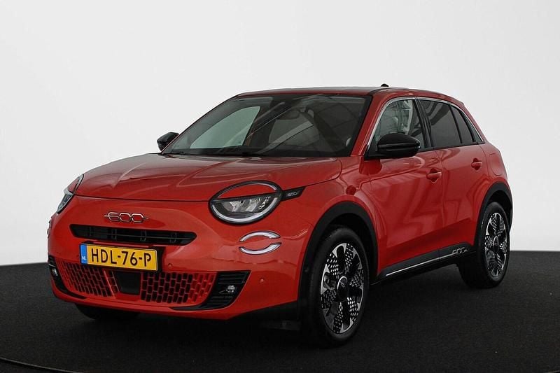 Oranje Occasion 2025 Fiat 600E La Prima SUV | € 28.395 (Eerlijke prijs) - Afbeelding 1/4