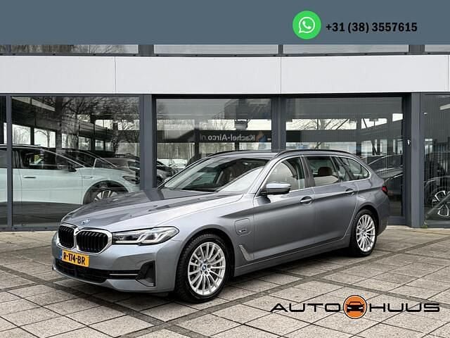 Grijs (metallic) Occasion 2022 BMW 530e Sport Line Stationwagen | € 22.850 (Super prijs) - Afbeelding 1/4