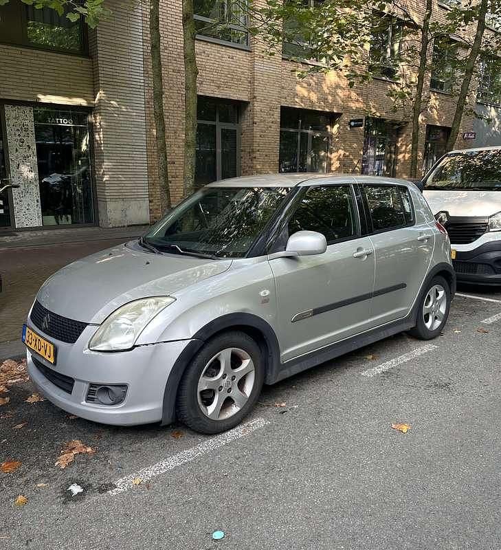 Grijs Gebruikt 2007 Suzuki Swift Hatchback | € 2.500 (Goede deal) - Afbeelding 1/4