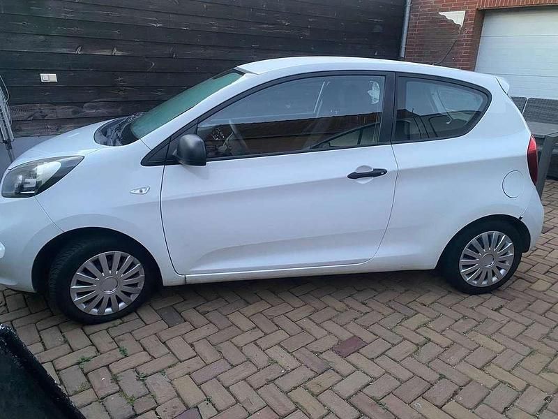 Wit Occasion 2013 Kia Picanto Hatchback | € 2.600 (Goede deal) - Afbeelding 1/4