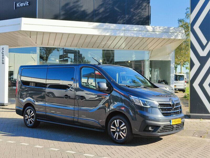 Grijs metallic Nieuw 2024 Renault Trafic LIMITED Van | € 33.950 - Afbeelding 1/3