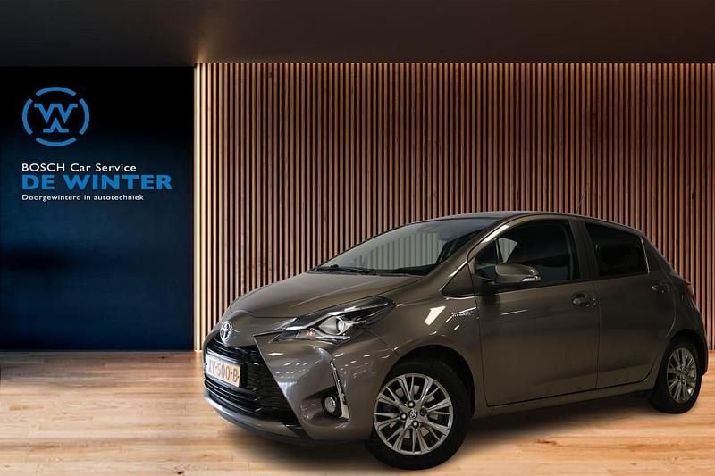Grijs Occasion 2019 Toyota Yaris Hybrid Hatchback | € 15.245 (Eerlijke prijs) - Afbeelding 1/4