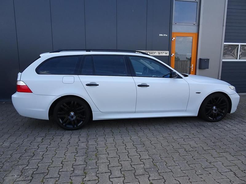 Wit Gebruikt 2008 BMW 525 Executive Stationwagen | € 11.500 - Afbeelding 1/4